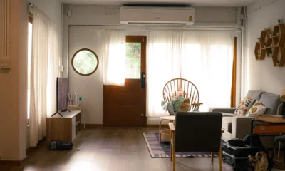 Unidad de aire acondicionado portátil 12000 BTU junto a una ventana en una sala de estar, imagen para el artículo "Aire acondicionado portátil 12000 BTU: claves para elegir bien"