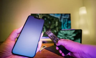 Televisor Smart TV Samsung 32: modelos, precios y claves de compra — imagen de un Televisor Smart TV Samsung de 32 pulgadas en un salón moderno, con un mando a distancia y un smartphone en primer plano mostrando una comparativa de precios.