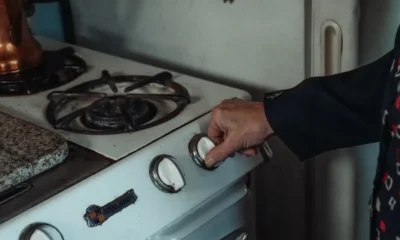 Persona ajustando el mando del frigorífico en la cocina para regular temperatura frigorifico fagor manual de forma correcta.
