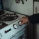 Persona ajustando el mando del frigorífico en la cocina para regular temperatura frigorifico fagor manual de forma correcta.