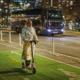 Pessoa usando patinete elétrico no Brasil em uma ciclovia urbana