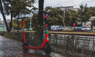 Adulto desplazándose en ciudad con un patinete manual de ruedas grandes