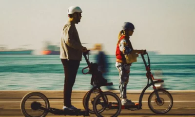 Persona con casco circulando en un patinete no eléctrico