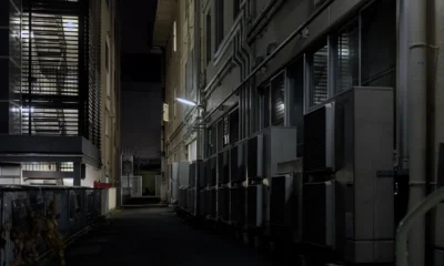 Imagen de una unidad de aire acondicionado en la fachada de un edificio, útil para ilustrar me pueden obligar a quitar el aire acondicionado.