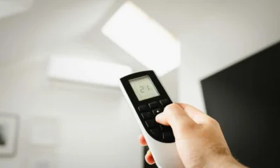 manual símbolos mando aire acondicionado mitsubishi con un mando de aire acondicionado en primer plano para identificar botones e iconos
