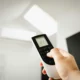 manual símbolos mando aire acondicionado mitsubishi con un mando de aire acondicionado en primer plano para identificar botones e iconos