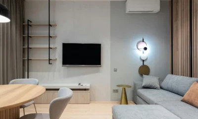 Mando de aire acondicionado para ilustrar qué es cool en aire acondicionado y elegir el modo frío correcto