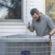 Técnico revisando un aire acondicionado tarda mucho en enfriar para detectar el problema y mejorar su rendimiento