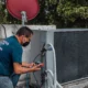 Aire acondicionado tira aire pero no enfría y un técnico revisa la unidad para detectar la avería.