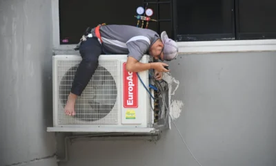 Técnico revisando un aire acondicionado Fujitsu no enfría en una vivienda