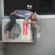 Técnico revisando un aire acondicionado Fujitsu no enfría en una vivienda