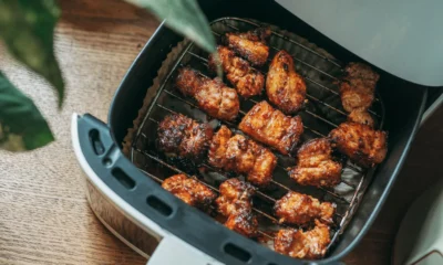 Foto de una freidora de aire calienta la cocina en una encimera de cocina doméstica.