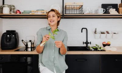 Foto que muestra una freidora de aire en el mostrador para reducir consumo de energía en la cocina.