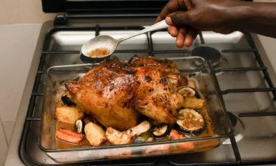 Horno con freidora de aire opiniones sobre un horno de encimera con pollo asado y verduras en una cocina moderna