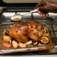 Horno con freidora de aire opiniones sobre un horno de encimera con pollo asado y verduras en una cocina moderna