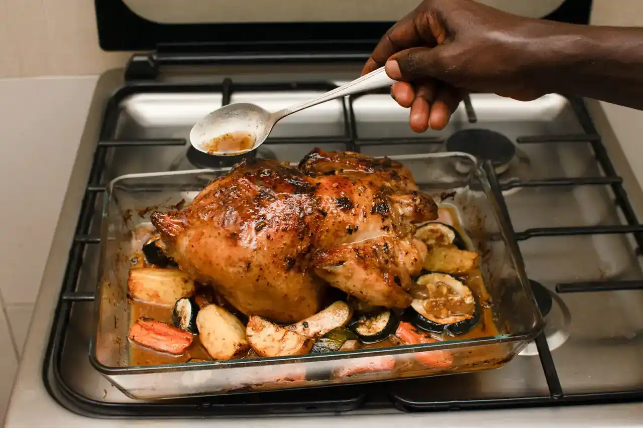 Horno con freidora de aire opiniones sobre un horno de encimera con pollo asado y verduras en una cocina moderna