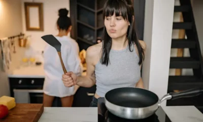 Purificador de aire elimina olores cocina junto a una sartén y una campana extractora en funcionamiento
