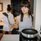 Purificador de aire elimina olores cocina junto a una sartén y una campana extractora en funcionamiento