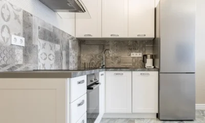 Frigorifico americano con dispensador de hielo en una cocina moderna y luminosa