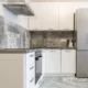 Frigorifico americano con dispensador de hielo en una cocina moderna y luminosa