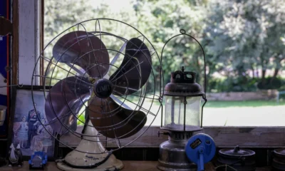 Imagen de un primer ventilador eléctrico antiguo en un taller, ilustrando su historia