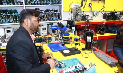 Técnico revisando una avería intermitente electrodoméstico en una cocina doméstica