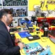 Técnico revisando una avería intermitente electrodoméstico en una cocina doméstica