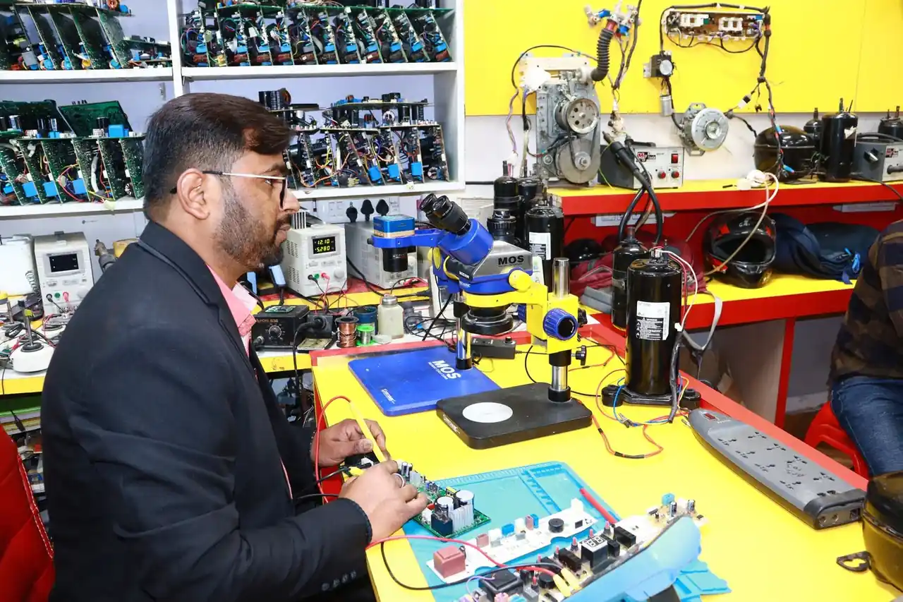 Técnico revisando una avería intermitente electrodoméstico en una cocina doméstica