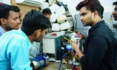 Técnico evaluando si conviene reparar o cambiar electrodoméstico en una avería doméstica.