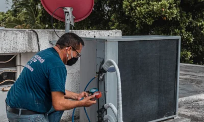 Técnico revisando un presupuesto reparación electrodoméstico en una cocina doméstica
