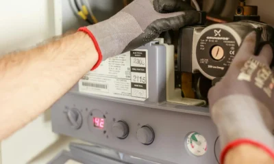 Técnico de garantía reparación electrodomésticos revisando un electrodoméstico en casa