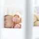 Bebé durmiendo en una habitación fresca con aire acondicionado para bebés temperatura controlada