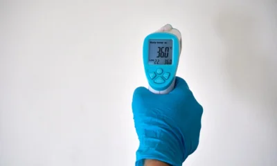 Lavavajillas Balay mostrando el error E02 en su pantalla durante una revisión del sensor de temperatura