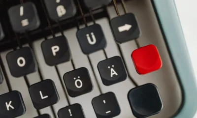 Panel de una lavadora Balay con los símbolos End y llave junto al manual