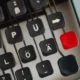 Panel de una lavadora Balay con los símbolos End y llave junto al manual