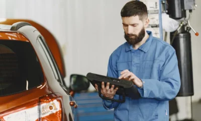 Técnico revisando una lavadora Balay con el código de error F12