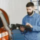 Técnico revisando una lavadora Balay con el código de error F12