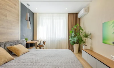 Imagen de un dormitorio con aire acondicionado para ilustrar que significa sleep en el aire acondicionado