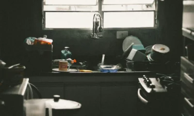 Imagen de platos no limpios Beko dentro de un lavavajillas con carga de comida.