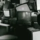 evolución de los televisores: escena en una sala con una televisión en blanco y negro