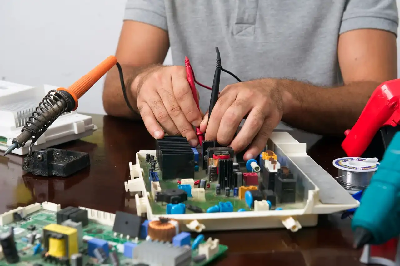 placa caldera Ferroli con una placa electrónica de recambio sobre fondo técnico