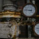 Primer plano de la placa técnica de una caldera vaillant año 2000 con controles y etiqueta de identificación visibles
