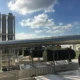 Imagen de una instalación de normativa salida de humos caldera condensación con tubería de evacuación en una vivienda.