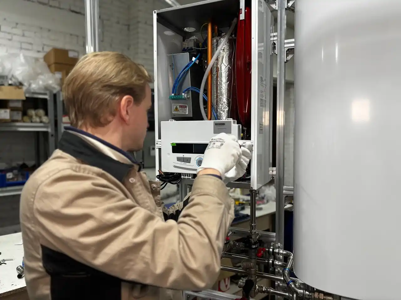 Técnico revisando una caldera por vaillant f33 fault en una avería doméstica