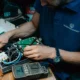 Técnico revisando una caldera roca rs 20 20 durante una reparación de mantenimiento