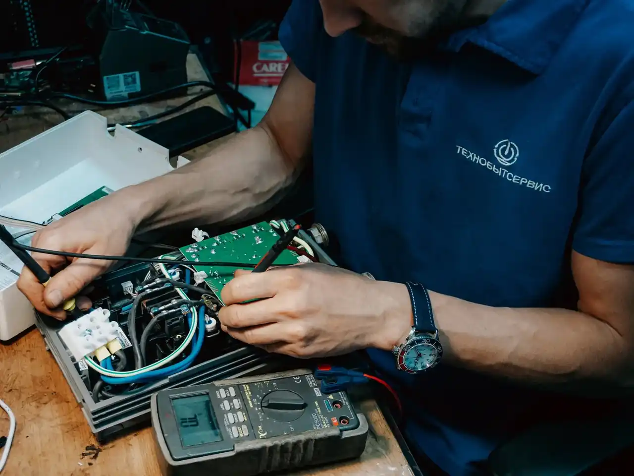 Técnico revisando una caldera roca rs 20 20 durante una reparación de mantenimiento