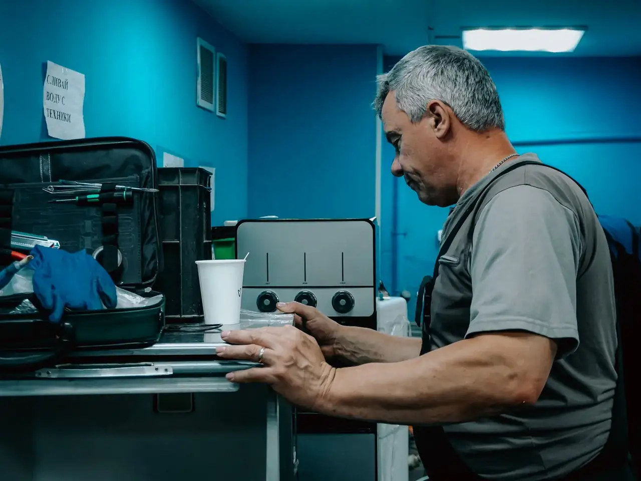 Técnico revisando una caldera saunier duval no enciende en una avería de encendido doméstica.