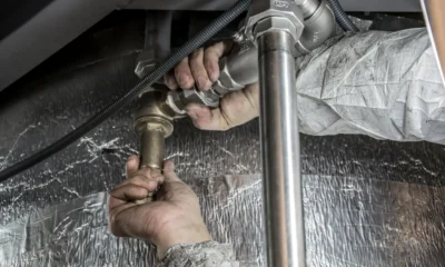 Técnico revisando un flusostato caldera Ferroli durante una reparación