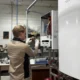Técnico revisando la puesta en marcha caldera en una sala de calefacción doméstica