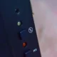 Primer plano del panel de control de un lavavajillas Bosch con iconos y botones, ideal para ilustrar Símbolos lavavajillas Bosch Silence Plus: guía clara y útil.